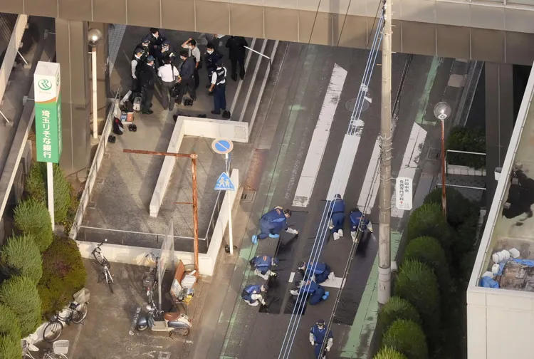 警方在槍手稍早開槍的醫院外蒐證。路透社