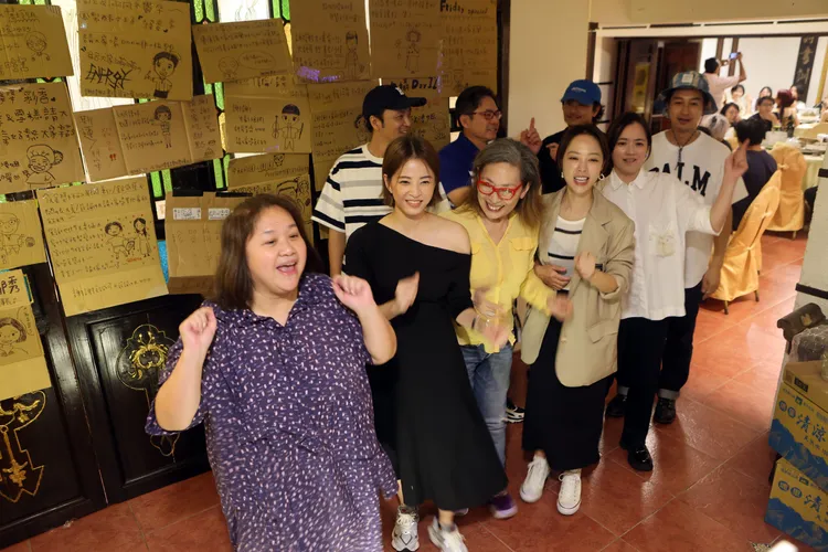 開心果鍾欣凌（左起）帶著蘇晏霈等演員跳舞熱場。公視提供