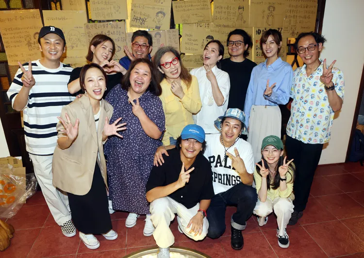 鍾欣凌（中排左二起）的婆婆丁也恬曝光。公視提供