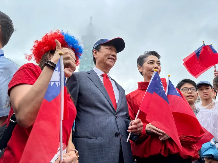 無黨籍總統參選人郭台銘偕同副手賴佩霞，參加台北市政府國慶升旗典禮，有郭粉上前合照。王良博攝