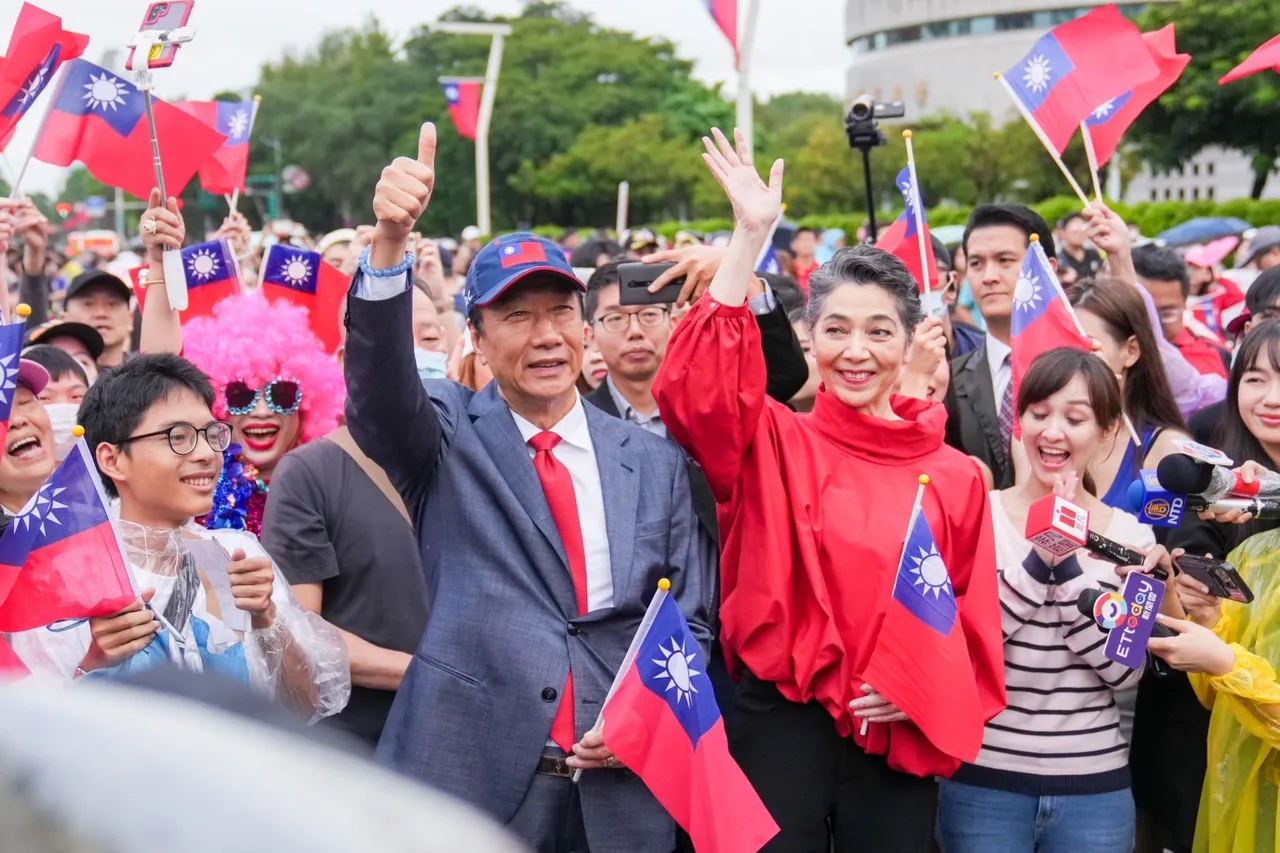 無黨籍總統參選人郭台銘偕同副手賴佩霞，參加台北市政府國慶升旗典禮。郭辦提供