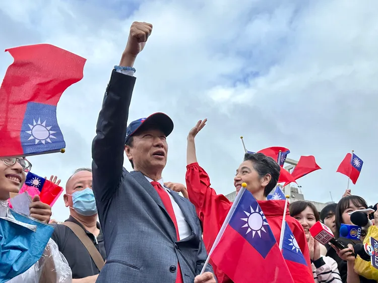 無黨籍總統參選人郭台銘偕同副手賴佩霞，參加台北市政府國慶升旗典禮。王良博攝