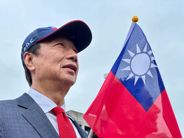 無黨籍總統參選人郭台銘手持國旗參加台北市政府國慶升旗典禮。王良博攝