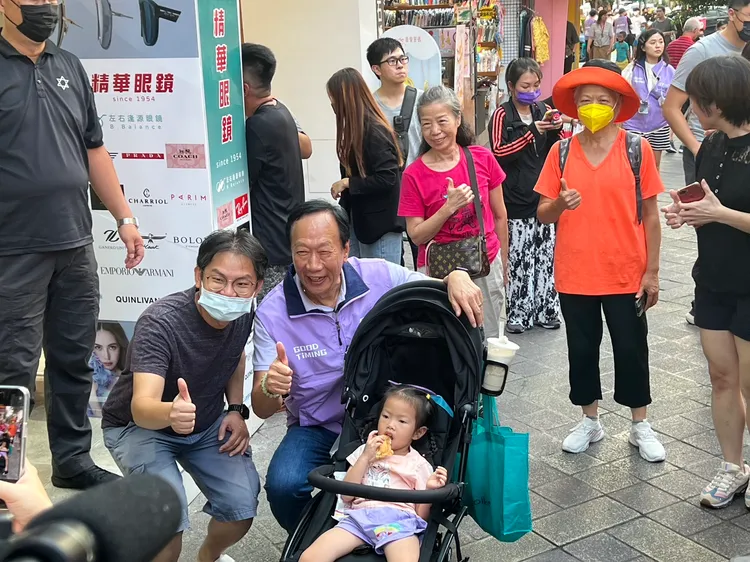 郭台銘看到小孩都會停下來問候、合照。鮮明攝