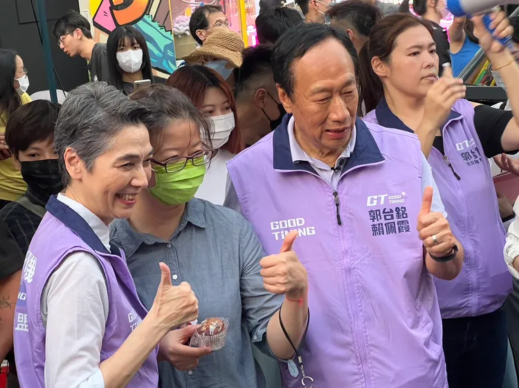 郭台銘、賴佩霞致贈支持者限量錢母及小蛋糕。鮮明攝