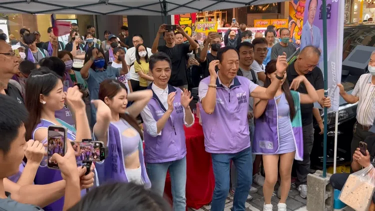 郭台銘、賴佩霞秀舞技為中華民國慶生。鮮明攝