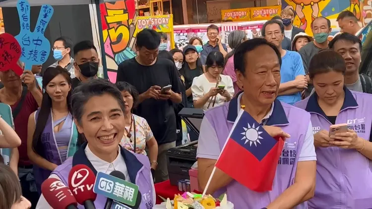 郭台銘與賴佩霞唱生日快樂歌，為中華民眾慶生。鮮明攝