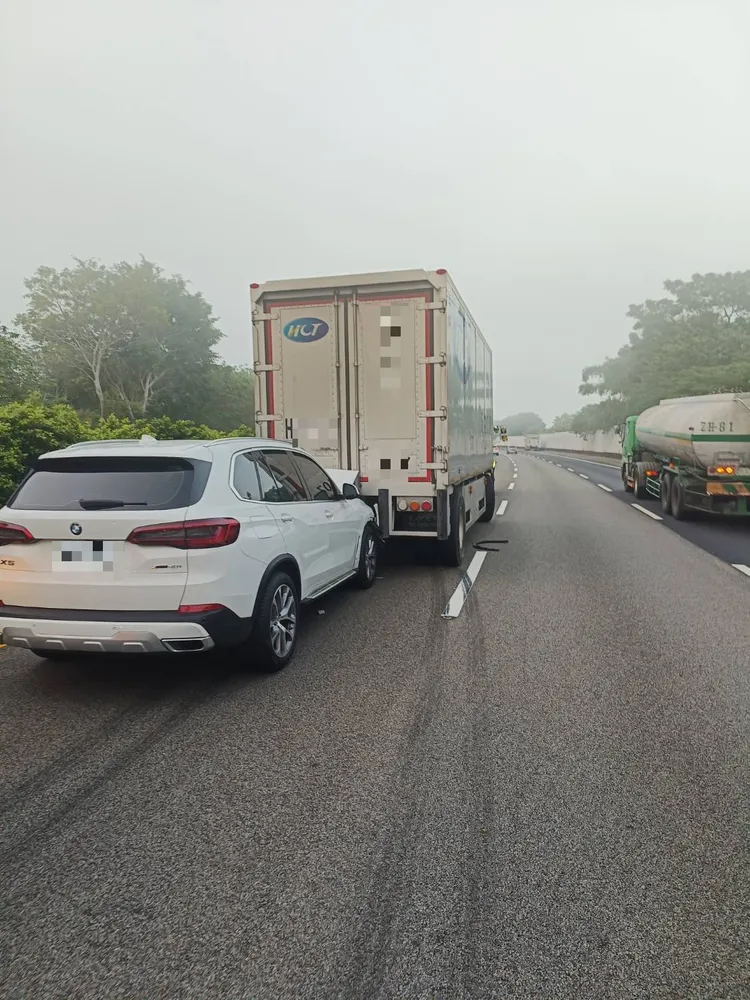 自小客車右前座女乘客左手因此骨折。民眾提供