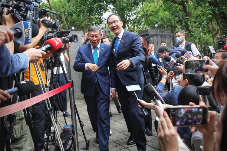 朱立倫及柯文哲一早進入會場。林林攝