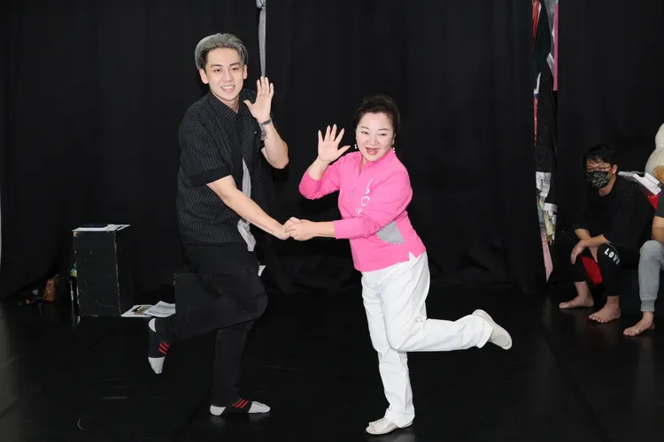 白冰冰（右）要寶弟專心拍戲先別談戀愛。攝影中心攝