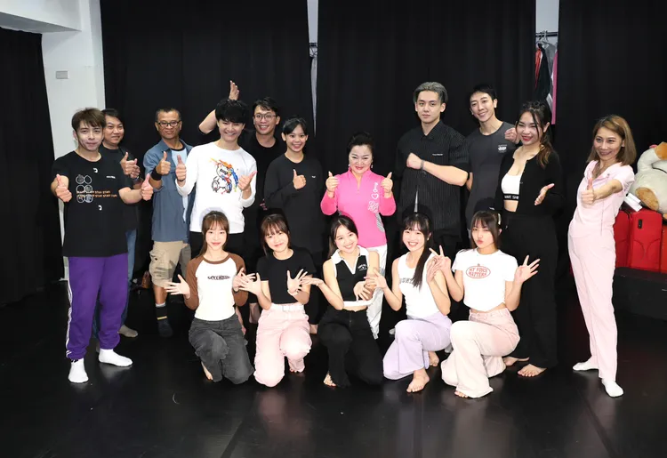 白冰冰（中）牽劇組在春河劇團接受表演訓練。攝影中心攝