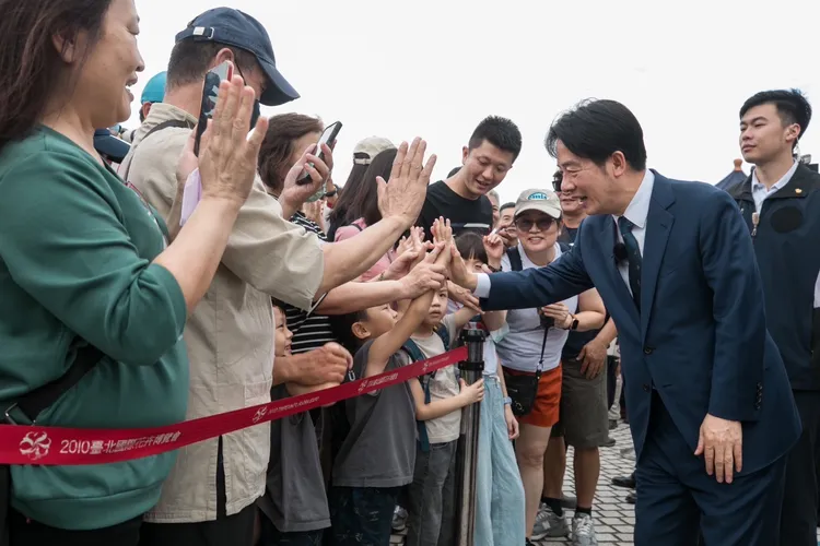 賴清德與民眾互動。總統府提供