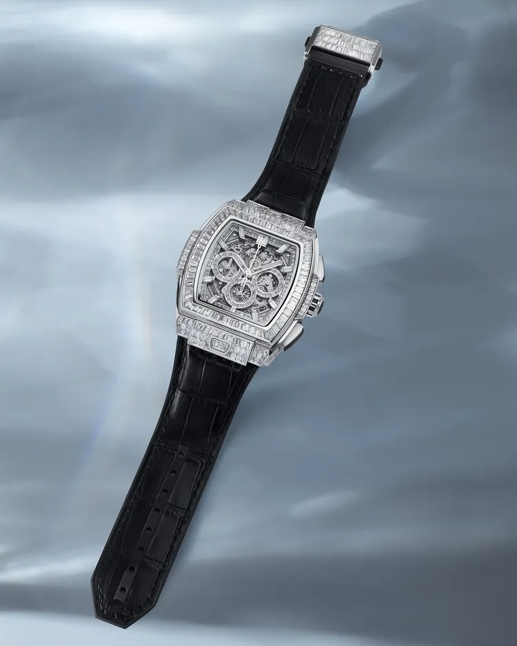 Spirit of Big Bang白金方鑽計時碼錶，42mm，拋光18K白金錶殼鑲嵌118顆方鑽，黑色鱷魚皮和黑色橡膠錶帶，HUB4700機芯自動上鏈鏤空計時機芯，動力儲存50小時，1144萬5000元。品牌提供