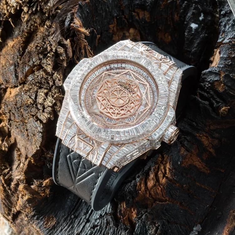 Big Bang Unico Sang Bleu皇金方鑽腕錶，45mm，拋光18K皇金錶殼鑲嵌350顆方鑽，錶面鑲嵌152顆圓鑽、108顆方鑽，HUB1213自動上鍊機芯，動力儲存72小時，2616萬元。品牌提供