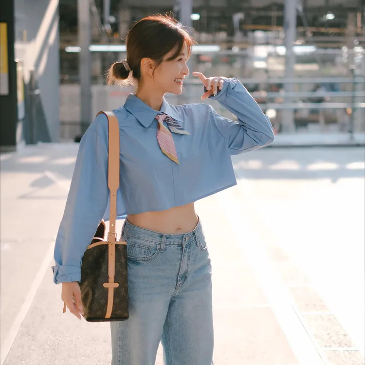 小露蠻腰。翻攝吳怡霈臉書