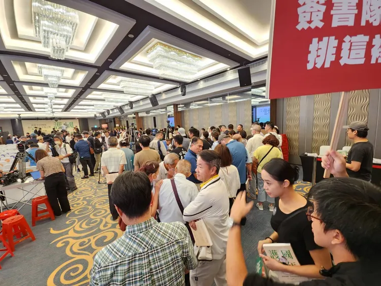 蘇貞昌新書見面會，大批人馬等待蘇簽書。施智齡攝