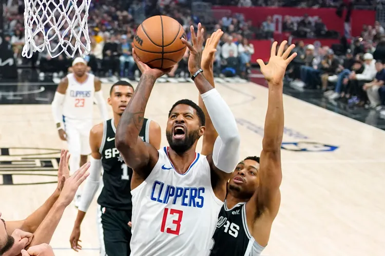 喬治(中)籃下強攻。美聯社