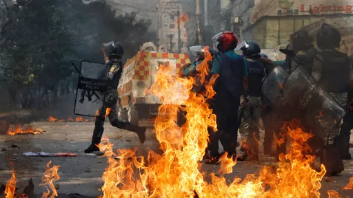 孟加拉首都爆發大規模反對派示威 逾10萬人參加