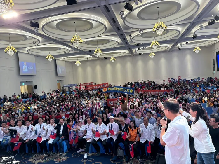 中區醫事團體挺侯友宜後援會成立大會，共有上千百醫護人員到場力挺。取自林家興後援會群組