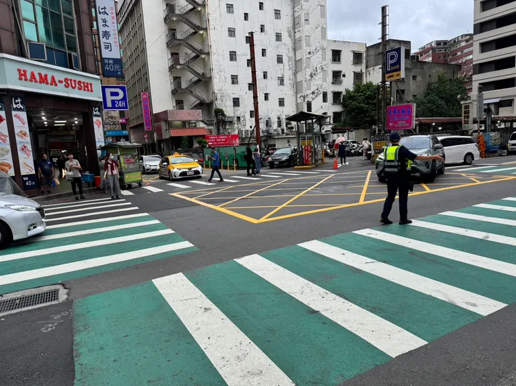 警方規劃警力維護遶境活動秩序及交通疏導管制。翻攝畫面