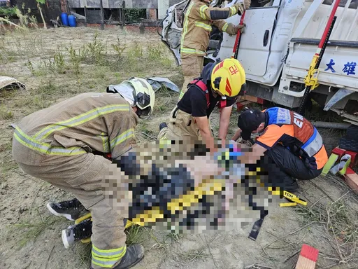 離奇車禍!貨車自撞護墩 駕駛被自己的車活活壓死