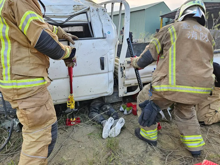 警消到場發現駕駛卡在車底。讀者提供