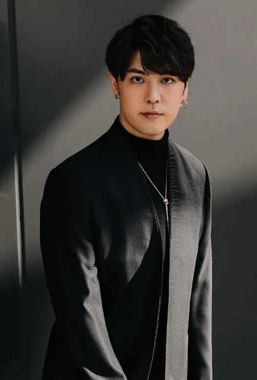 志祺七七眼睛、鼻子跟臉頰都動刀，並配合飲食減重。翻攝自志祺七七IG