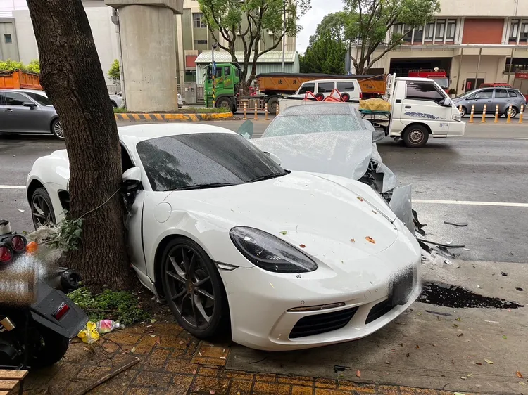 保時捷被卡在行道樹與法拉利中間。翻攝畫面