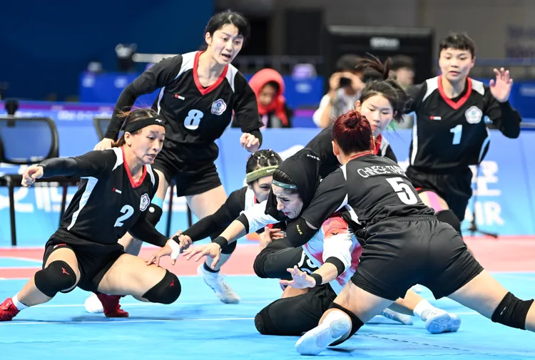 中華女子隊聯手攔截。中華奧會