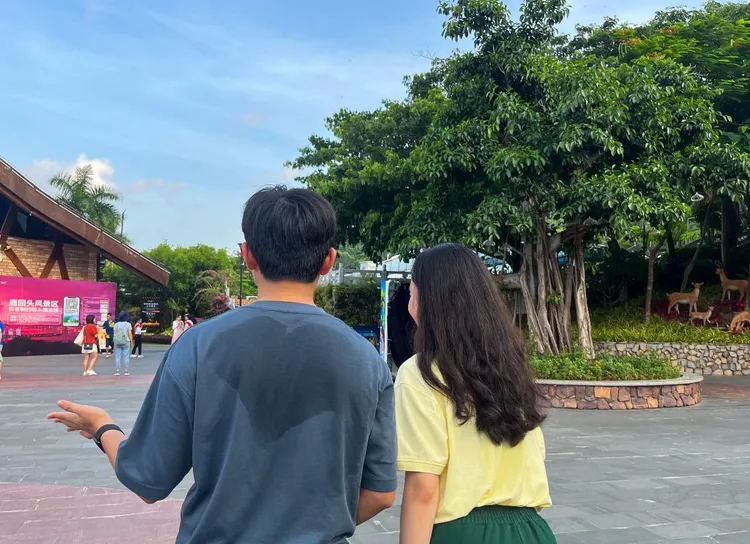 男子背後汗濕成愛心形狀，網友笑說是真愛。翻攝自臉書「路上觀察學院」