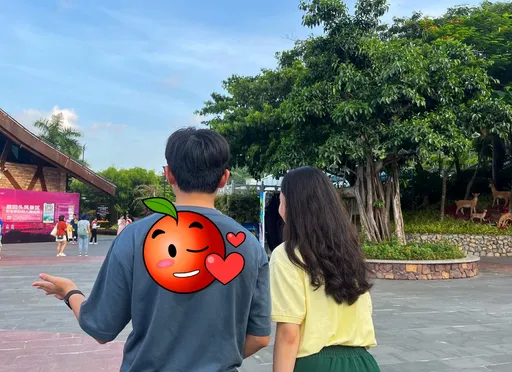 街頭男女曬恩愛?路人羞見「連流汗都是愛妳的形狀」