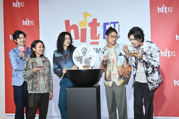 麋先生試吃「暗黑料理」。娛樂中心攝