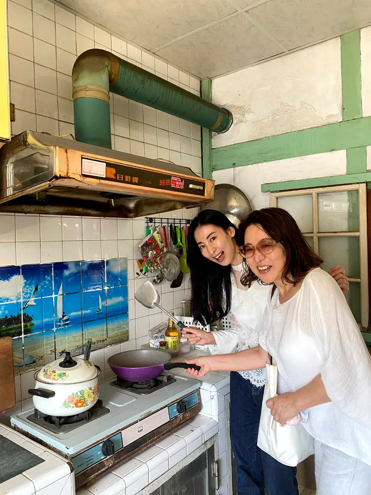 大久保麻梨子（左）和媽媽感情很好。大久保麻梨子提供