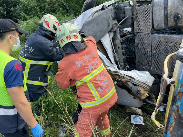 消防人員破壞車體協助駕駛送醫。翻攝畫面