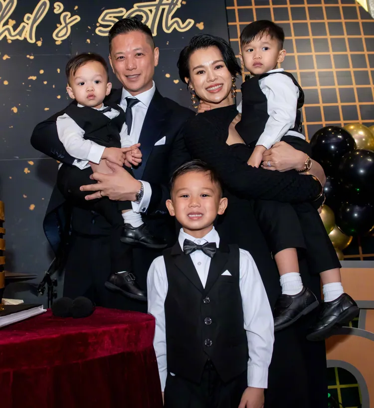 胡杏兒與圈外老公李乘德感情恩愛，育有3個兒子。翻攝胡杏兒微博