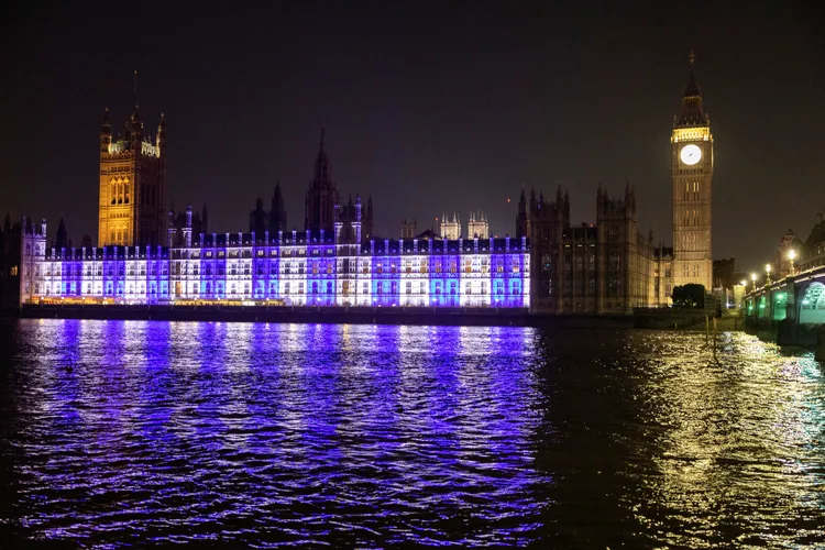 英國下議院建築也打上以色列國旗色燈光。路透社