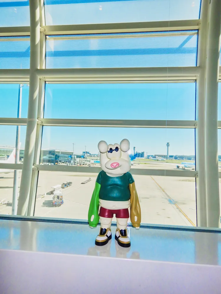 千賀健永刻意打造出FiNGA君大肚子、駝背不完美的模樣。大鴻藝術BIG ART提供