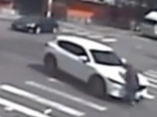 2机车都让了就汽车不让　鬼遮眼？左转轿车直接撞上女行人