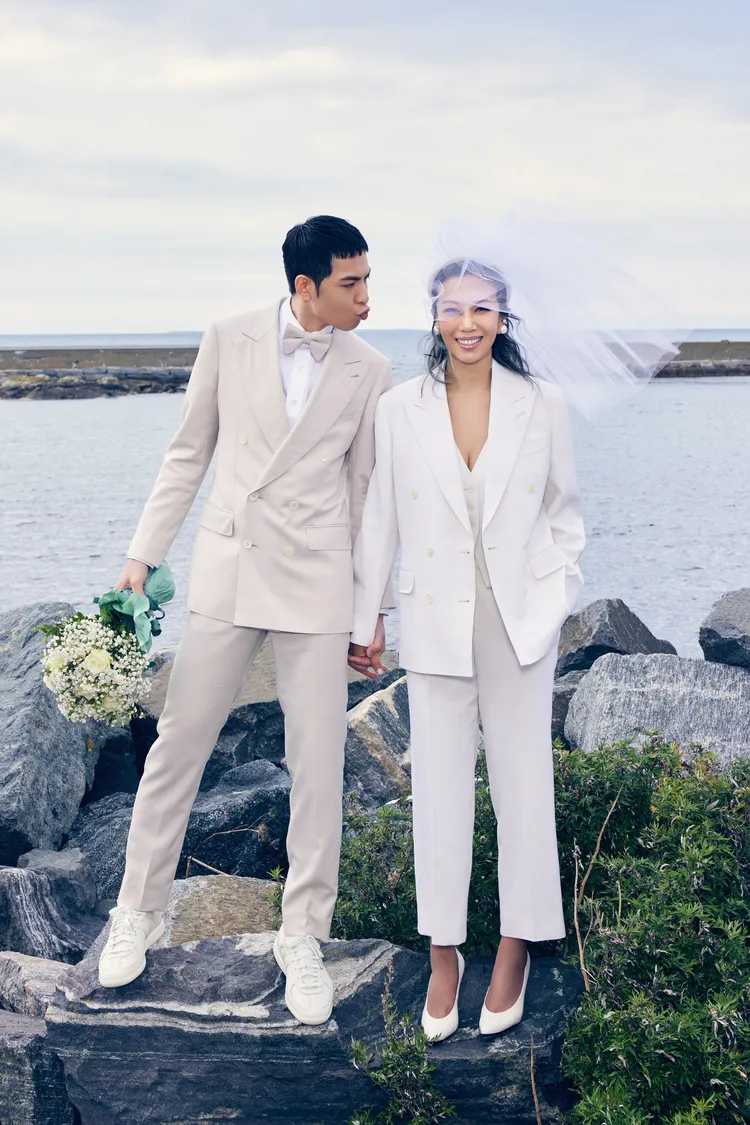 蕭敬騰俏皮的嘟嘴吻老婆Summer。喜鵲娛樂提供