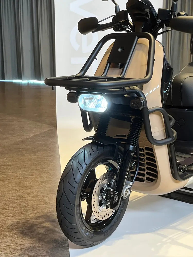 外型部分採用戰術型凸出 LED 頭燈，車頭就是額外裝載平台，同時保有完整光束照射範圍。林浩昇攝