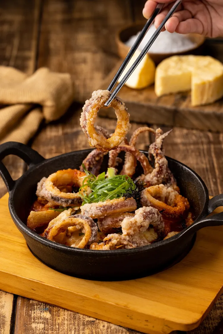 北村豆腐家新菜香酥魷魚起司年糕售價298元。業者提供