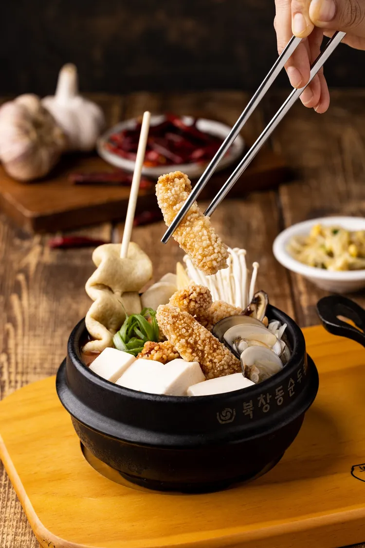 北村豆腐家新菜釜山辣魚嫩豆腐煲售價368元。業者提供