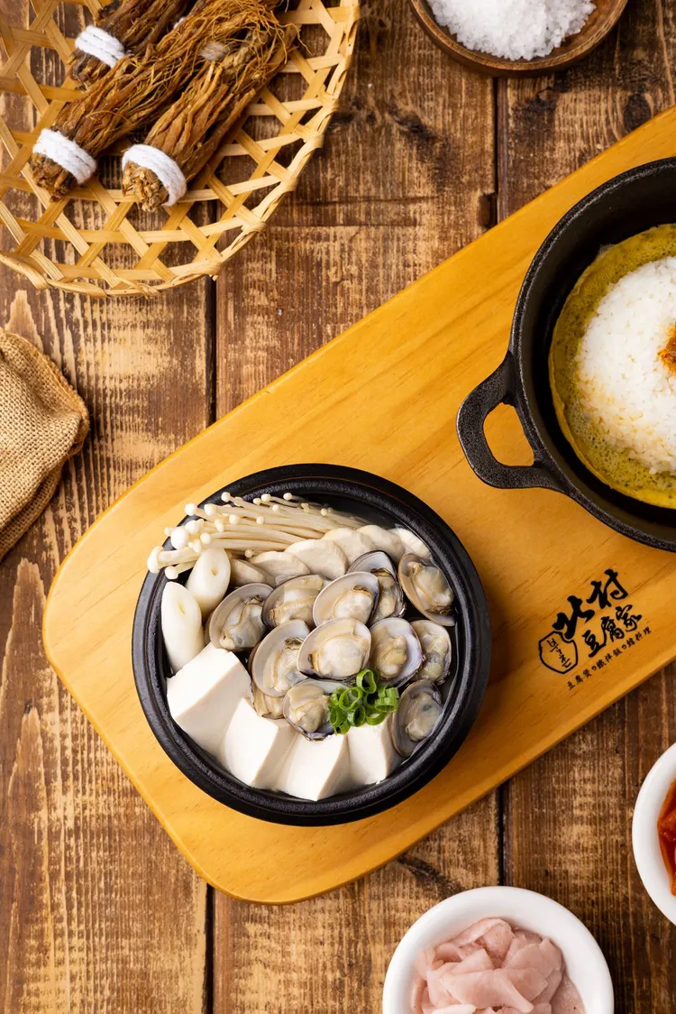 北村豆腐家新菜人蔘蛤蜊嫩豆腐煲售價358元。業者提供