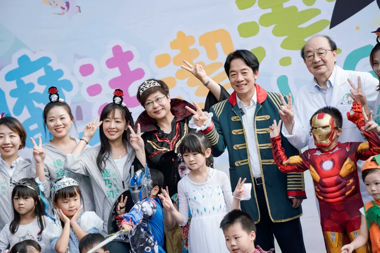 今天正值萬聖節活動，賴清德、林志潔與民進黨立法院黨團總召柯建銘都「cosplay」陪孩童玩樂。賴清德競辦提供