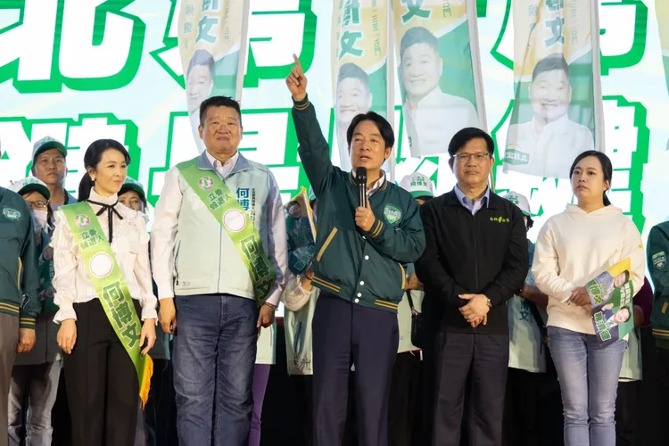 賴清德與何博文合體，總統府秘書長林佳龍也到場。賴清德鏡辦提供