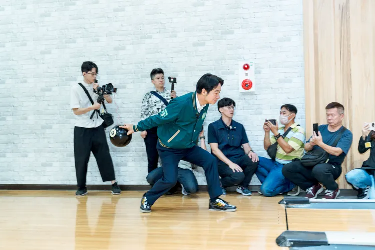 賴清德於新竹市推廣保齡球運動，也大展保齡球身手。賴清德競辦提供