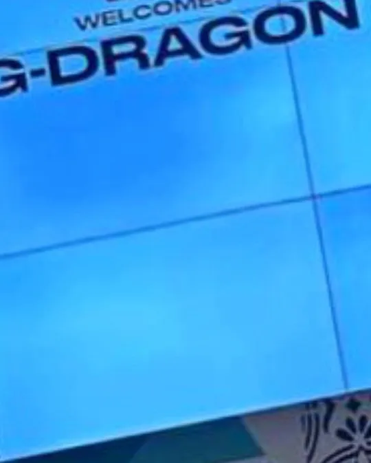 GD昨在IG貼出電子看板的一角，網友發現是在美國華納音樂的辦公室。翻攝GD IG