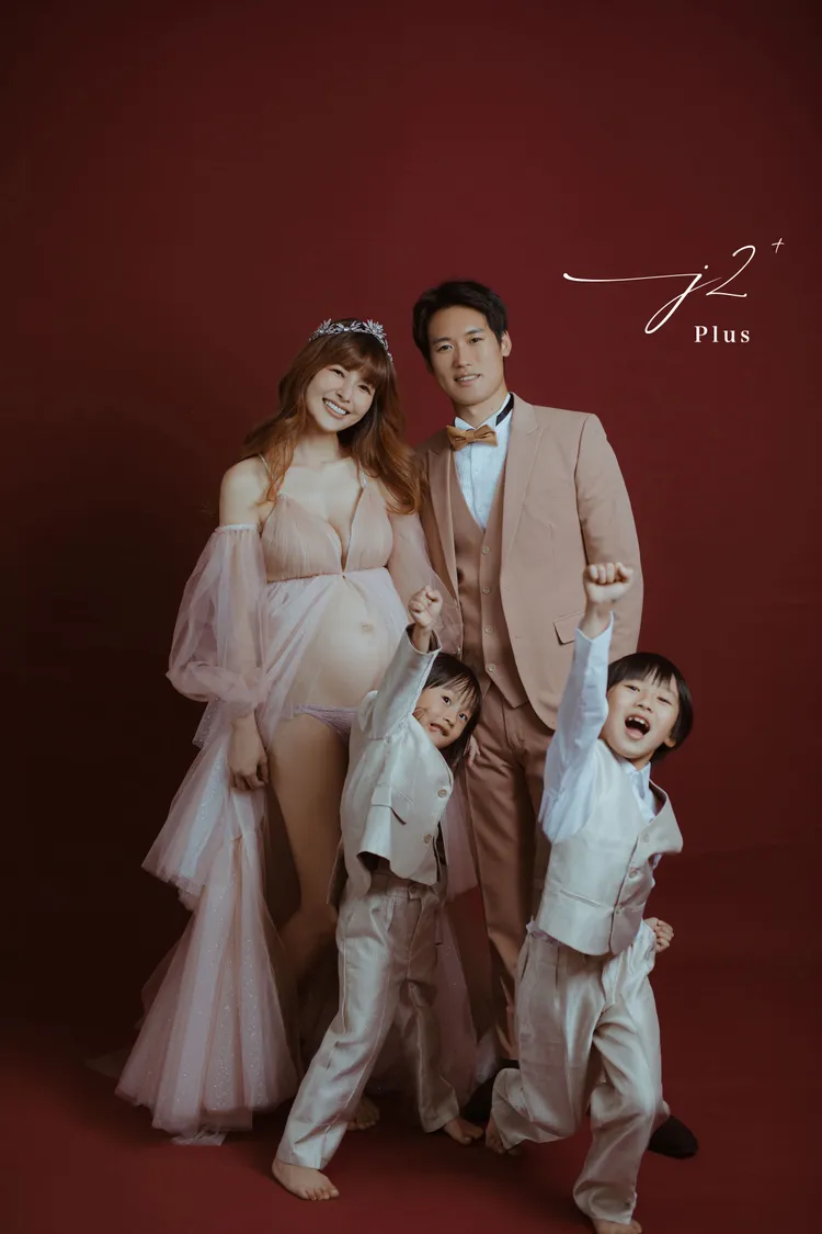 林舒語一家五口拍全家福照，3胎全是男丁。J2 Plus婚紗攝影提供