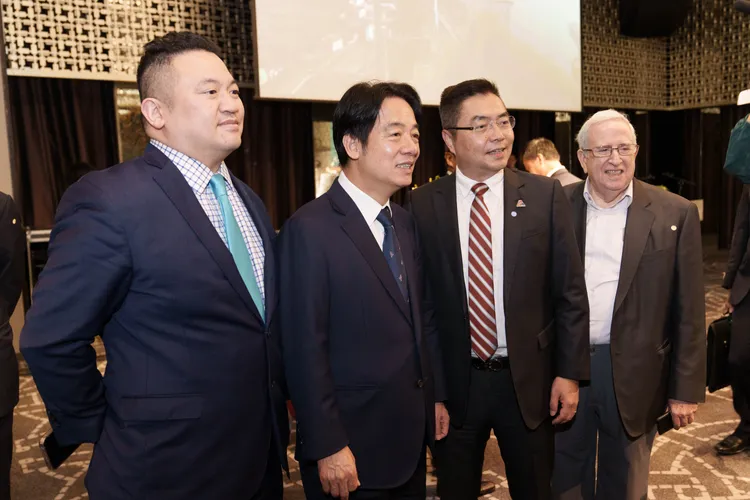 賴清德與在場代表合影。民進黨提供