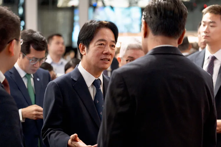 賴清德與在場代表交流。民進黨提供